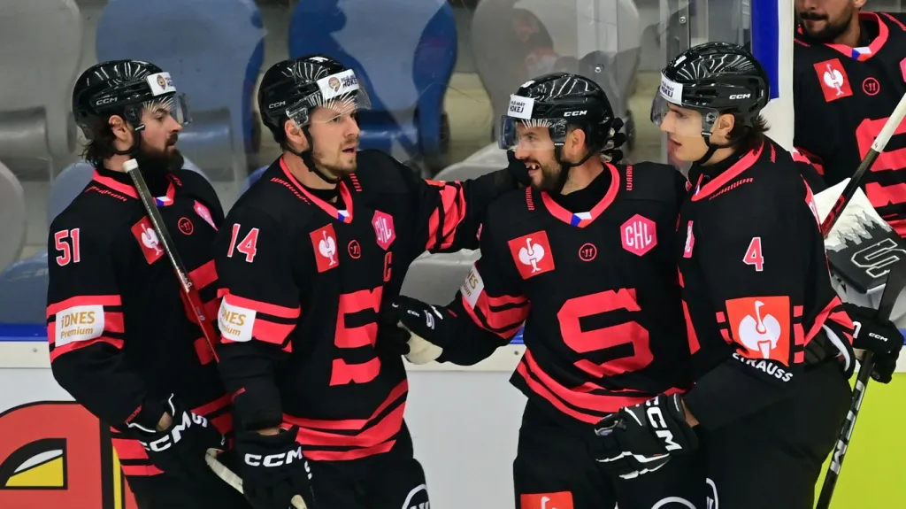 Hokejisté Sparty se radují z výhry