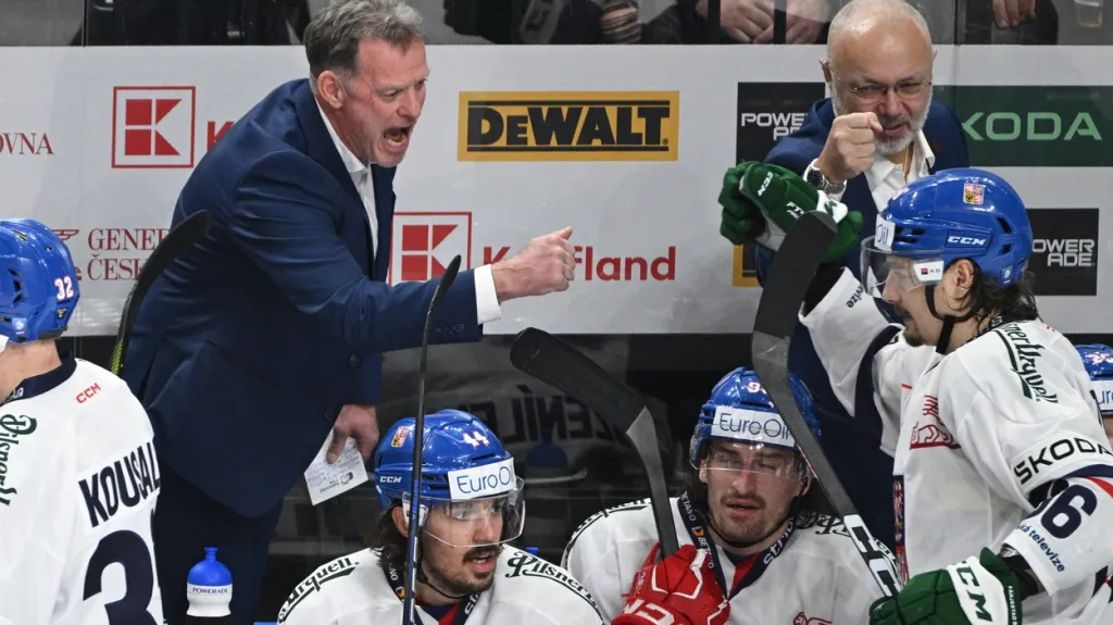 Radim Rulík (vlevo) na střídačce českého týmu