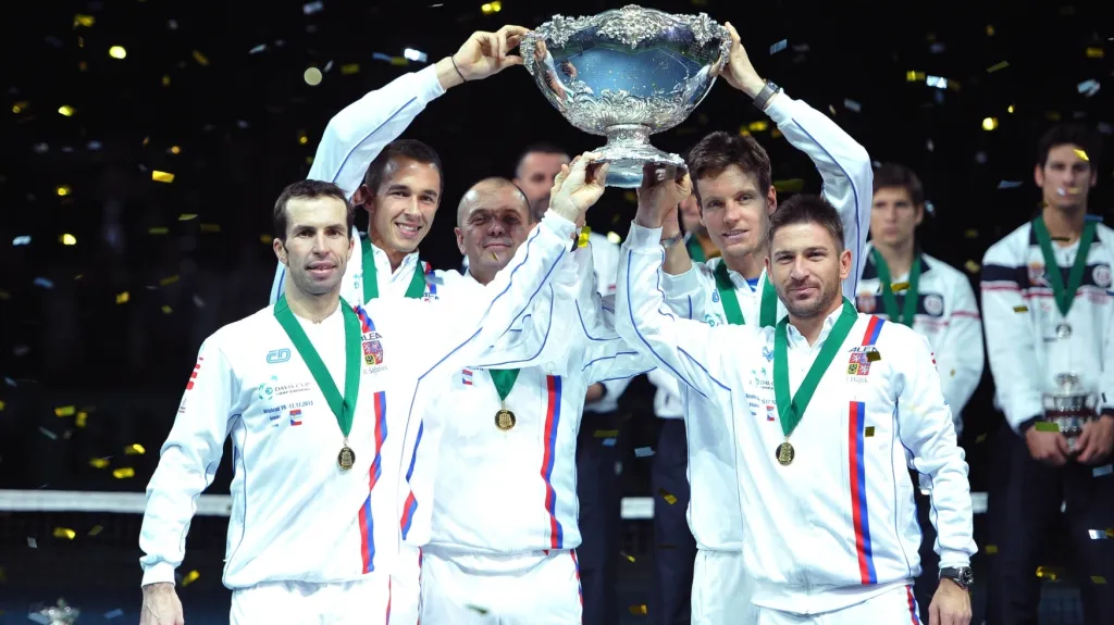 Čeští tenisté s vítěznou trofejí
