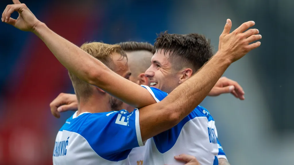 Fotbalisté Baníku se radují z gólu