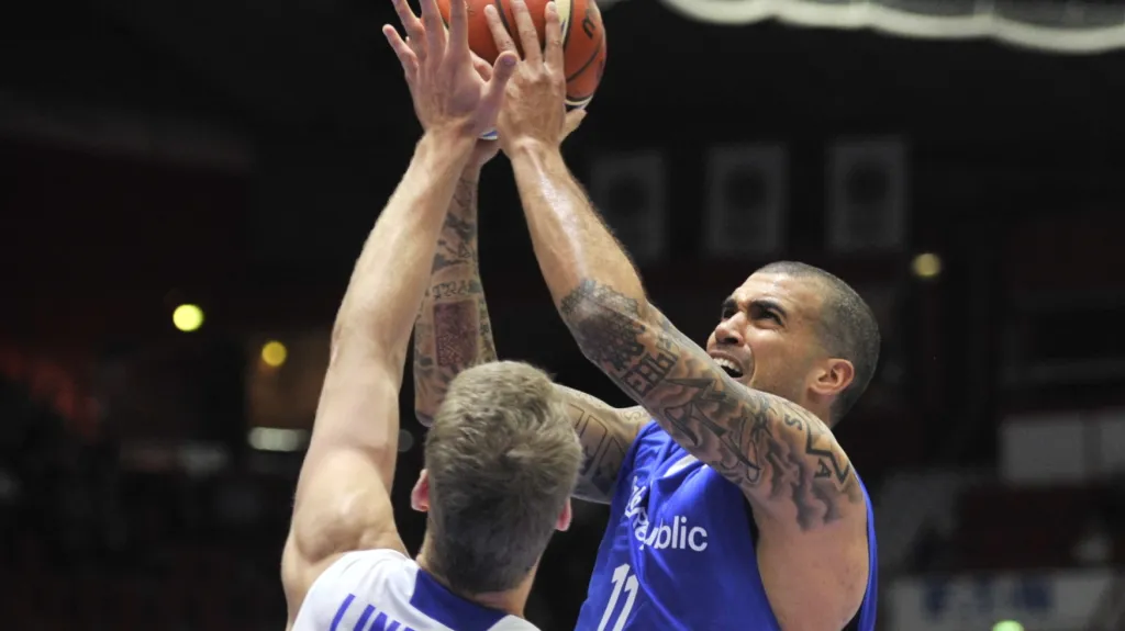 Blake Schilb střílí přes Carla Lindboma