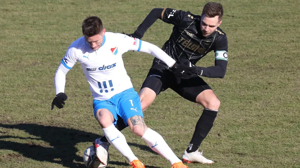 Baníkovský Martin Fillo před Jakubem Považancem z Jablonce