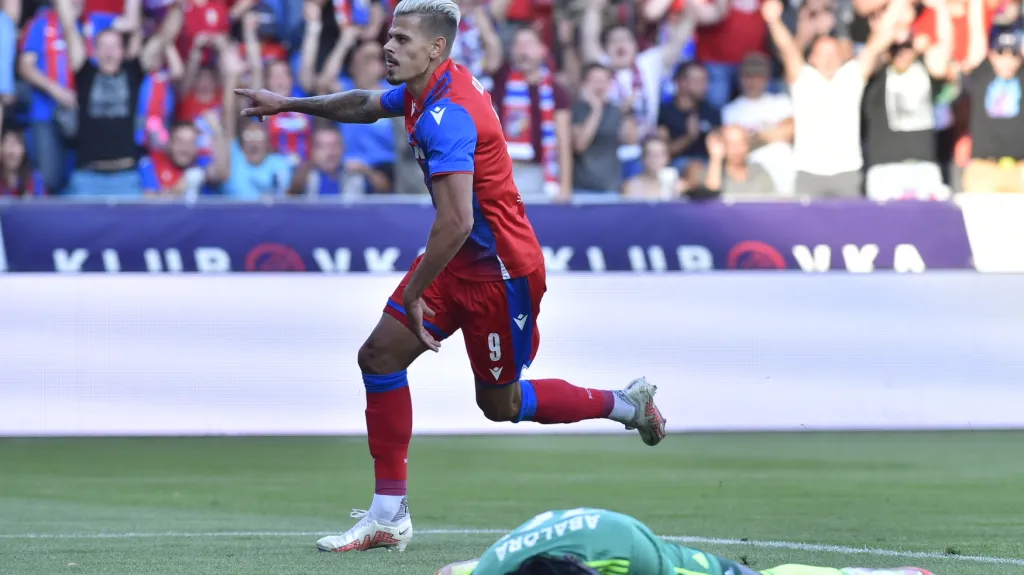 Jan Kliment oslavuje svůj gól v utkání Ligy mistrů