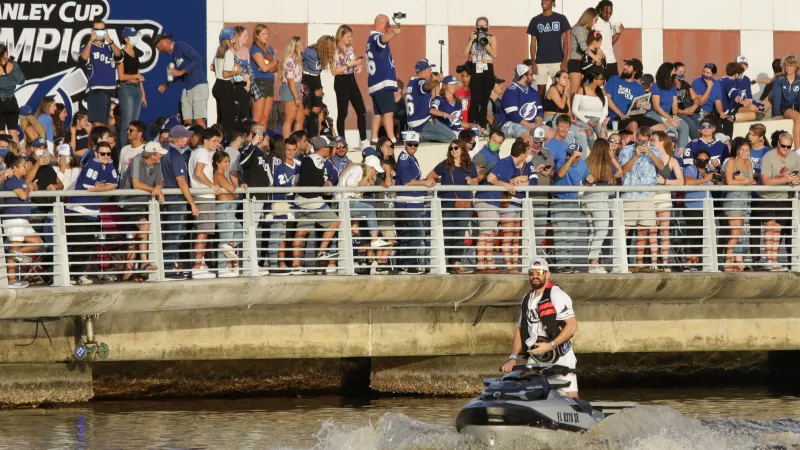 Alex Killorn se mezi fanoušky proháněl na vodním skútru