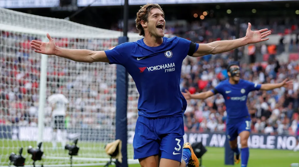 Marcos  Alonso z Chelsea se raduje z gólu