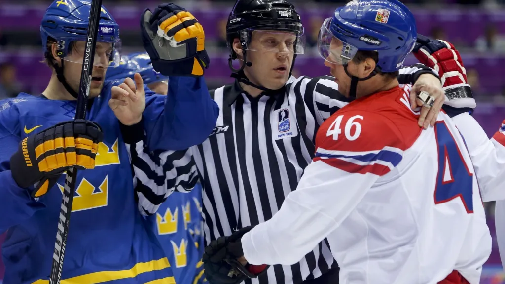 David Krejčí v zápase se Švédskem