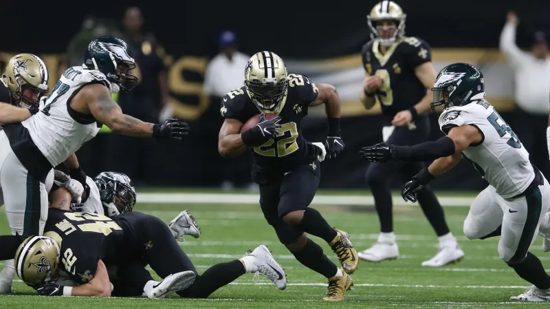 Mark Ingram proniká obranou Philadelphie