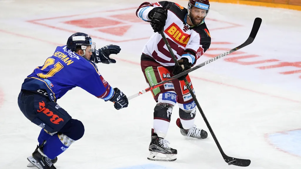 Vladimíra Růžičku atakuje zlínský forvard Jakub Herman