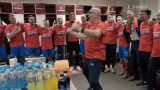 Oslavy českých fotbalistů v kabině po postupu na ME