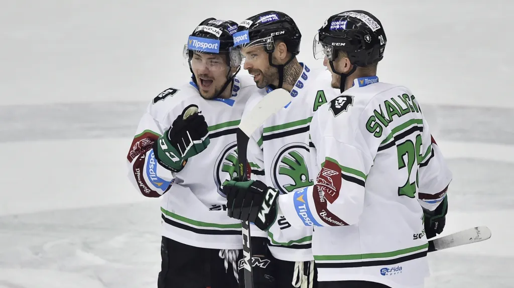 Jakub Klepiš (uprostřed) se raduje se spoluhráči z Mladé Boleslavi