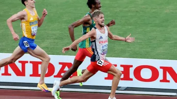 Závěr závodu mužů na 10 000 metrů s vítězným Gressierem