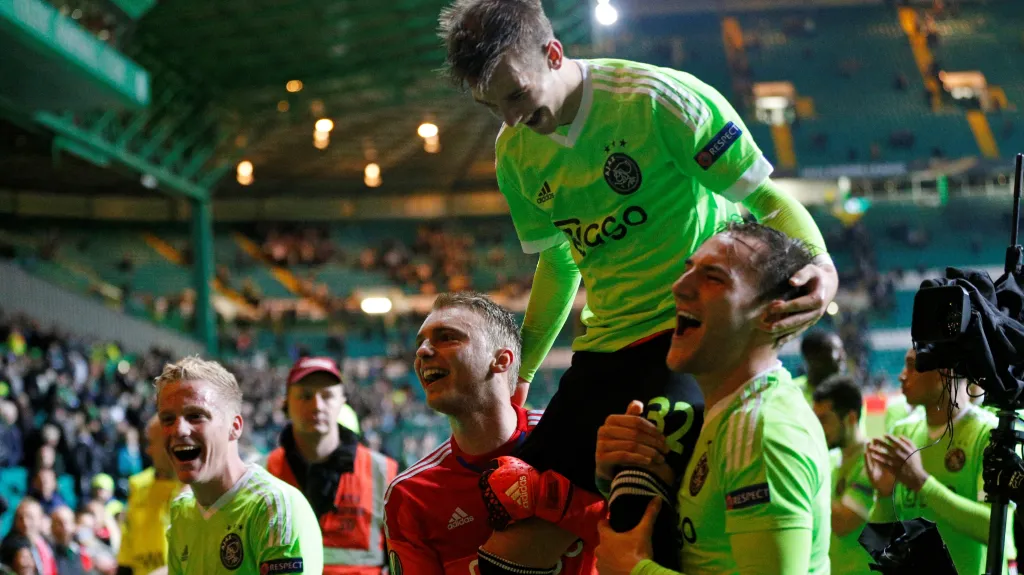 Slavící Václav Černý na ramenou svých spoluhráčů z Ajaxu