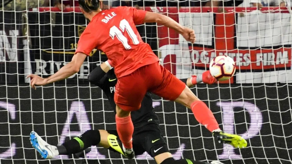 Tomáš Vaclík likviduje šanci Garetha Balea