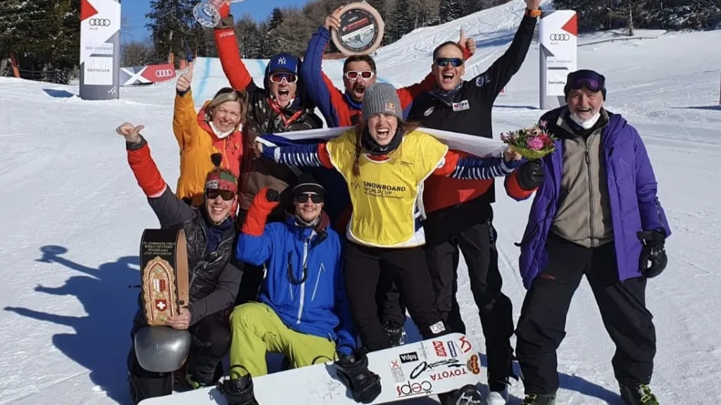 Eva Samková oslavuje se svým týmem