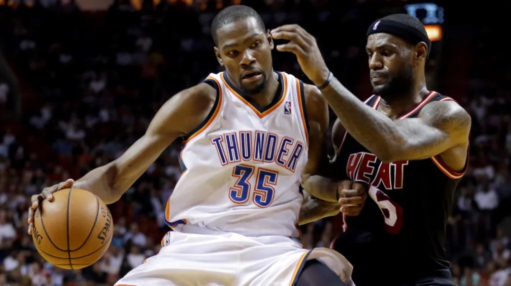 Kevin Durant se přetlačuje s LeBronem Jamesem
