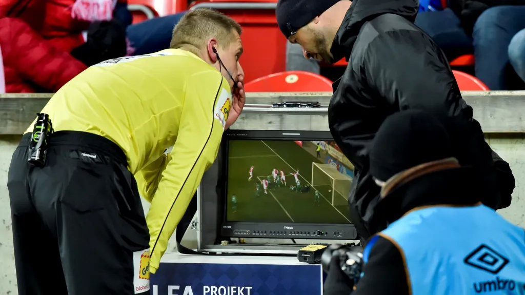 Rozhodčí Zbyněk Proske přezkoumává gólovou situaci