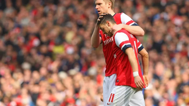 Per Mertesacker slaví s Mesutem Özilem