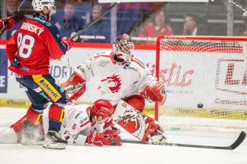 Třinecký gólman Kacetl inkasuje gól v zápase s Pardubicemi