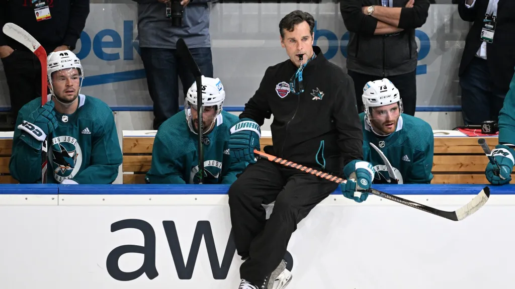 Trenér San Jose Sharks David Quinn, na kterého dohlíží i Tomáš Hertl (vlevo)