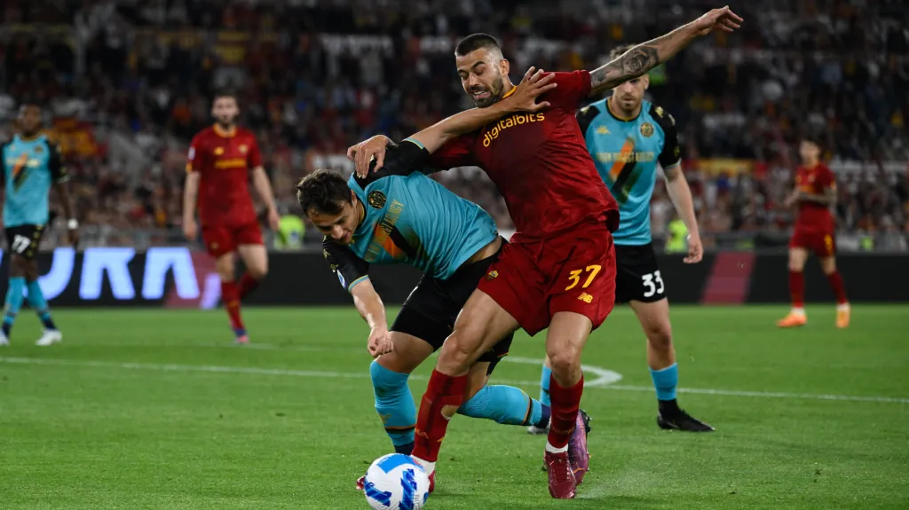 Aleš Matějů z Benátek v souboji s Leonardem Spinazzolou z AS Řím