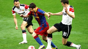 Messi bojuje o míč s Giggsem a Carrickem