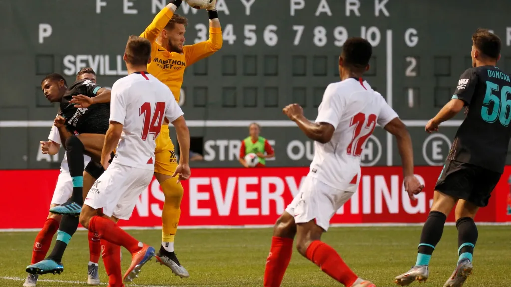 Tomáš Vaclík v utkání proti Liverpoolu