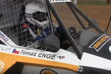 Tomáš Enge při premiéře v autokrosu