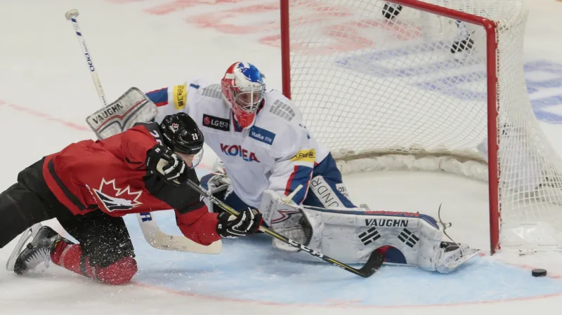 Matt Dalton v utkání proti rodné Kanadě