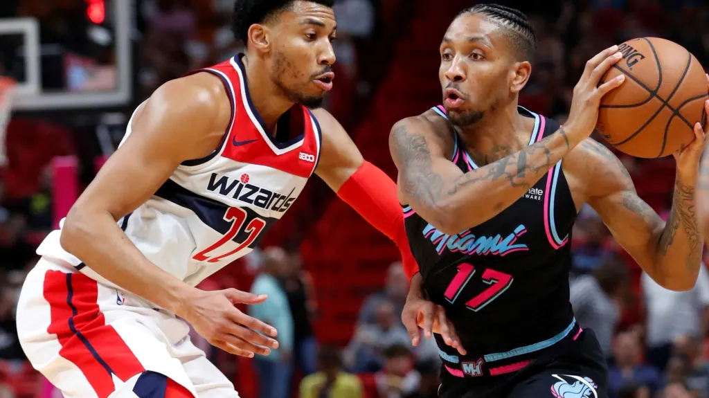 McGruder z Miami se snaží dostat přes Porter Jr. z Washingtonu
