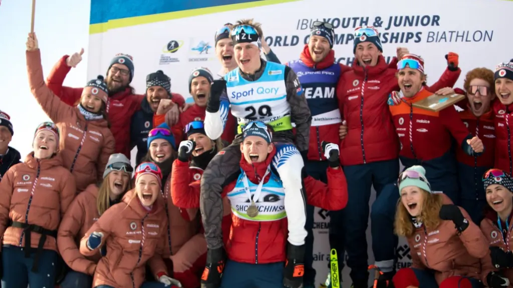 Campbell Wright na ramenou bronzového Maxima Germaina 