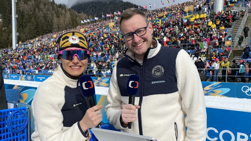 Gabriela Soukalová s Petrem Kubáskem vstupují během olympijských her z Anterselvy