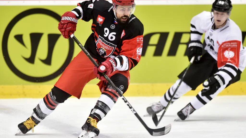 Richard Jarůšek z Hradce Králové (vlevo) v zápase LM proti TPS Turku