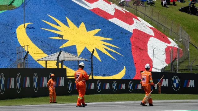 Závod v Sepangu poznamenala nehoda ze zaváděcího kola v Moto3