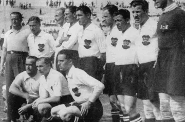 Matthias Sindelar (třetí stojící zleva) vedle Josefa Bicana