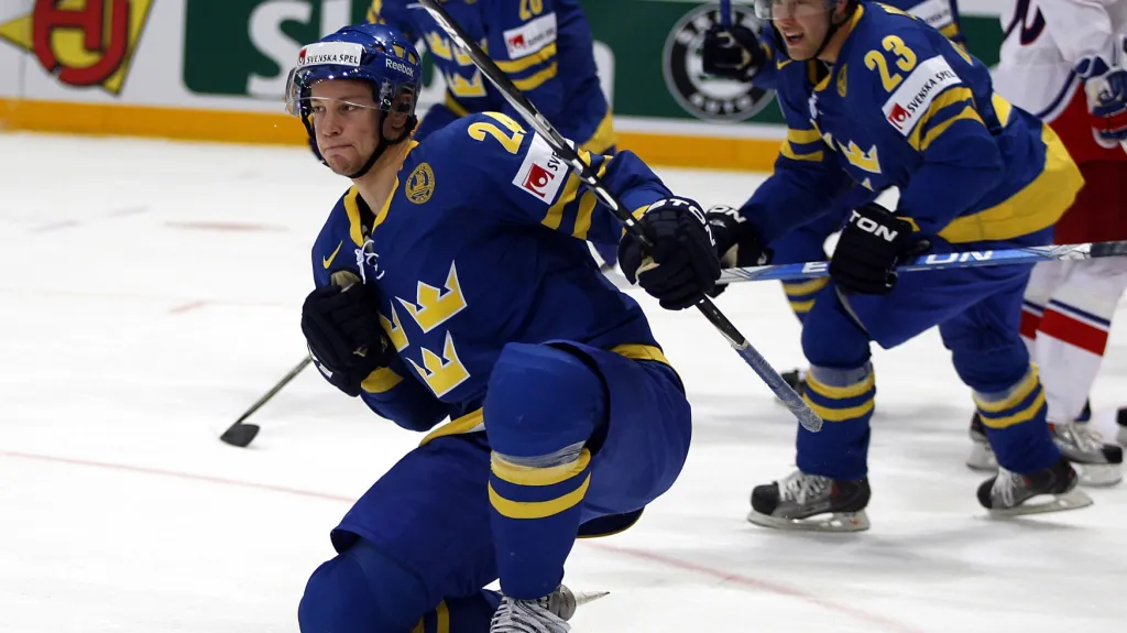 Švéd Johan Harju se raduje z gólu v síti Česka