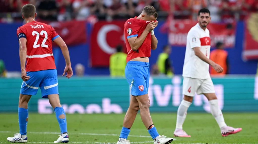 Antonín Barák skrývá tvář v dresu po obdržení červené karty v utkání s Tureckem