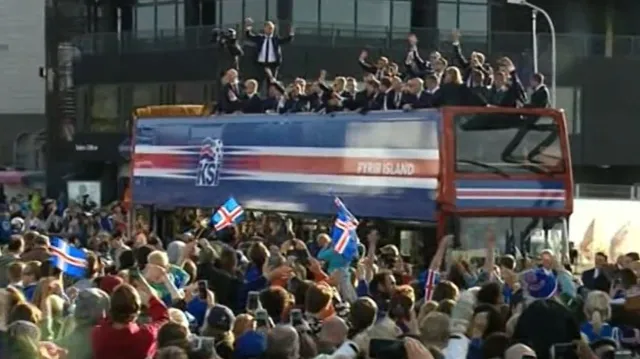 Triumfální návrat islandských fotbalistů do vlasti