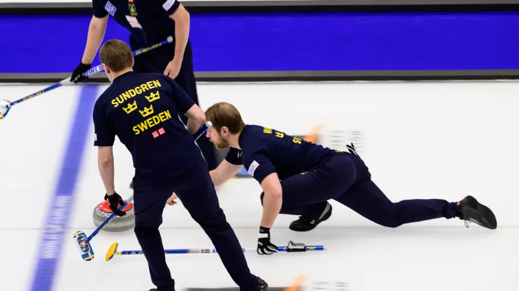 Švédští curleři ve finále MS proti Kanadě