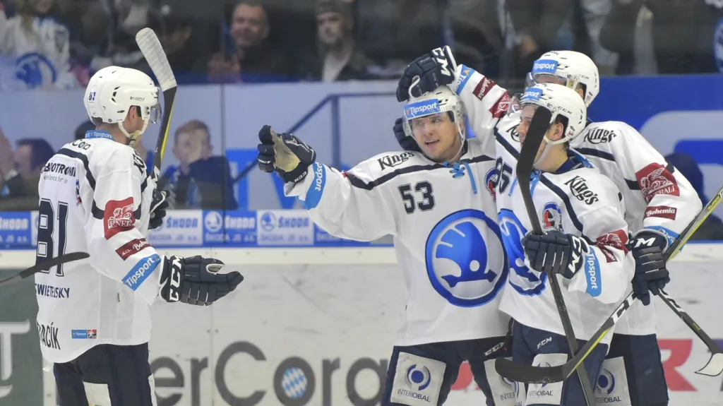 Vojtěch Němec se raduje se spoluhráčem z Plzně ze vstřelené branky