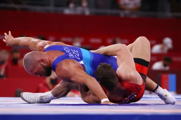 Artur Omarov (v modrém) v osmifinále Her v Tokiu