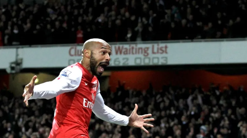 Emerates Stadium tleská navrátilci Henrymu