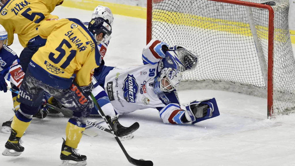 Brankář Brna Karel Vejmelka se snaží zakročit v utkání se Zlínem