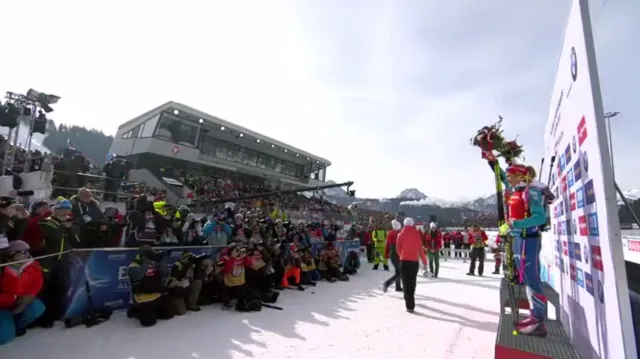 Vyhlášení vítězek po stíhacím závodě biatlonistek