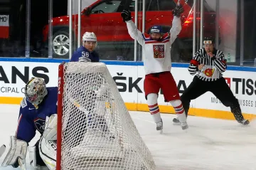 Michal Řepík se raduje z gólu v síti Francie