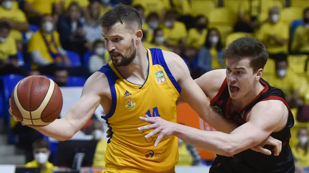 Martin Gniadek v utkání s Nymburkem