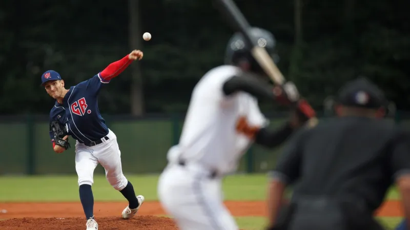 Jan Novák nadhazuje míč v utkání s Německem