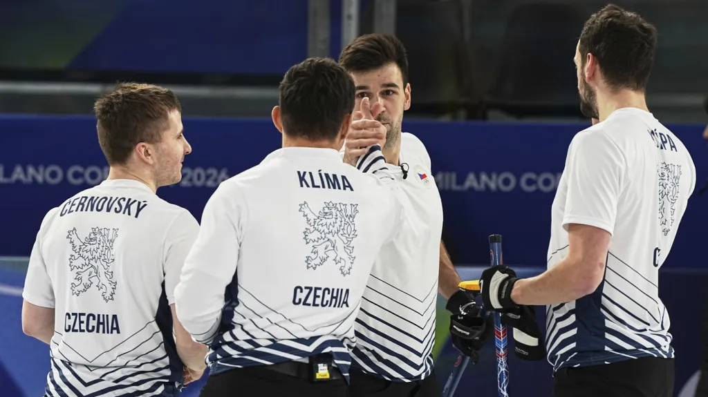 Čeští curleři slaví výhru na olympijských hrách