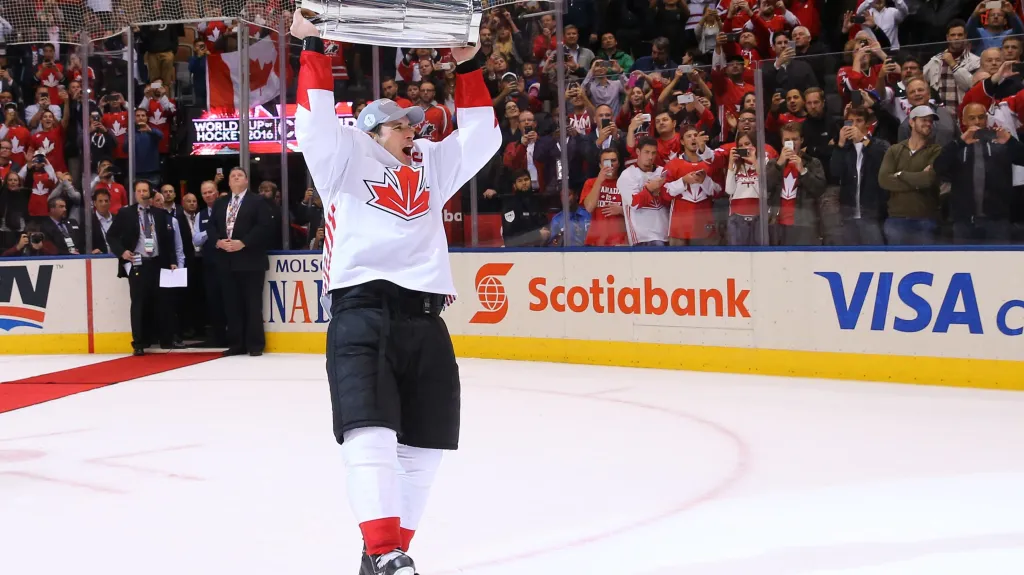 Kapitán Sidney Crosby slaví kanadské vítězství na Světovém poháru