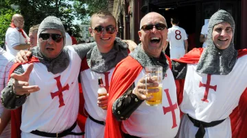 Angličtí fanoušci se na zápas řádně připravovali