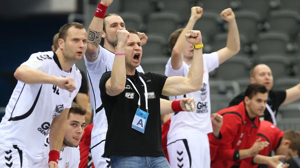 Jan Filip a čeští házenkáři slaví vstřelenou branku